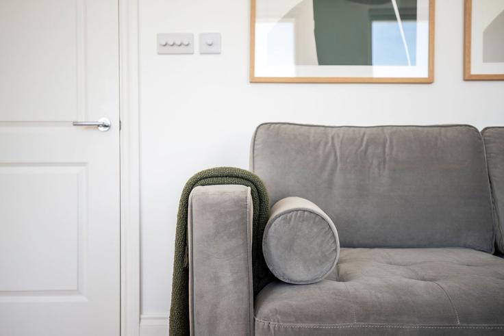 Salle de séjour élégante avec mobilier moderne dans un appartement à Building Fulham Road - city-relay-rr - 1494784 à Royal Borough of Kensington and Chelsea, London