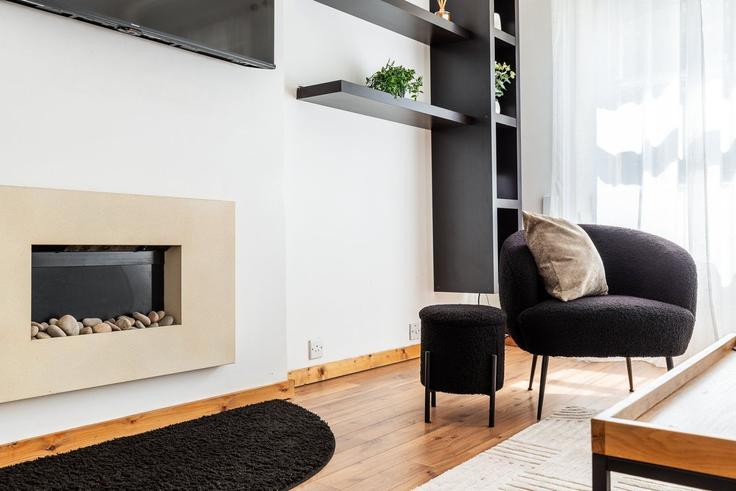 Sala de estar elegantemente projetada com móveis modernos em um apartamento no Building Flat 6 19 Beaufort Gardens SW3 1PS London - city-relay-rr - 1587616 em City of Westminster, London Sala de estar elegantemente projetada com móveis modernos em um apartamento no Building Flat 6 19 Beaufort Gardens SW3 1PS London - city-relay-rr - 1587616 em City of Westminster, London