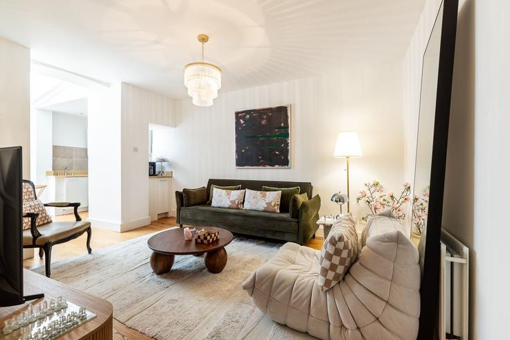 Elegante sala de estar con mobiliario moderno en un apartamento en Building Flat A 7 Handel Street WC1N 1PB London - city-relay-rr - 1620652 en London Borough of Camden, London Elegante sala de estar con mobiliario moderno en un apartamento en Building Flat A 7 Handel Street WC1N 1PB London - city-relay-rr - 1620652 en London Borough of Camden, London