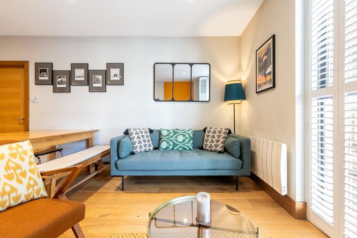 London Borough of Islington, London에 위치한 Building Flat 1 4-6, Islington Green N1 2XA London - city-relay-rr - 1598032 유닛의 세련된 인테리어가 돋보이는 거실 London Borough of Islington, London에 위치한 Building Flat 1 4-6, Islington Green N1 2XA London - city-relay-rr - 1598032 유닛의 세련된 인테리어가 돋보이는 거실