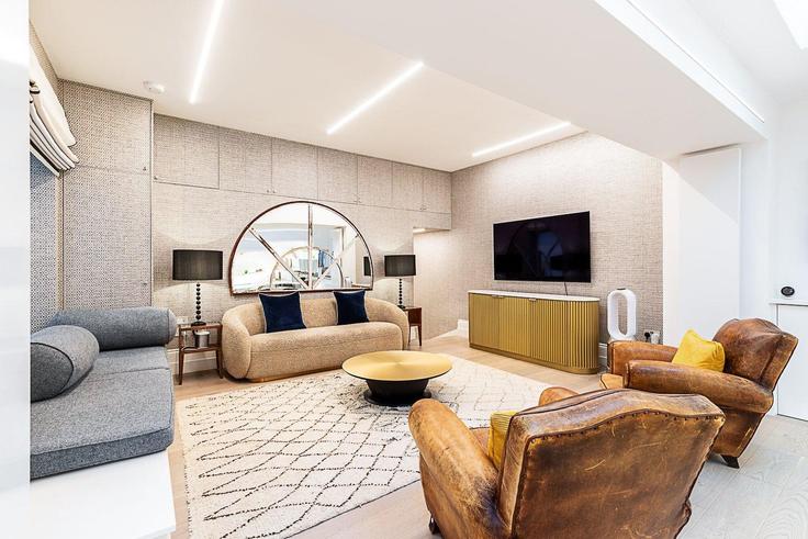 Salle de séjour élégante avec mobilier moderne dans un appartement à Building Winchester Street - city-relay-rr - 1506423 à City of Westminster, London