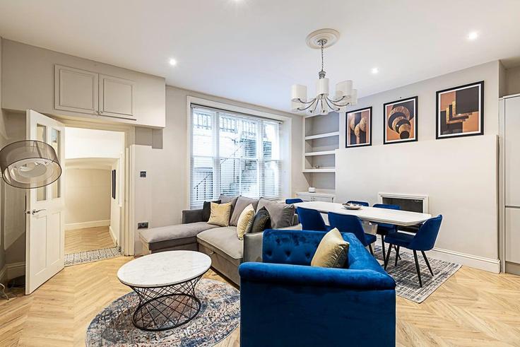 Elegante sala de estar con mobiliario moderno en un apartamento en Building Clanricarde Gardens - city-relay-rr - 1494838 en City of Westminster, London