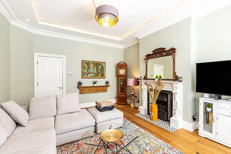 Salle de séjour élégante avec mobilier moderne dans un appartement à Building Kenilworth Road - city-relay-rr - 1494807 à London Borough of Ealing, London