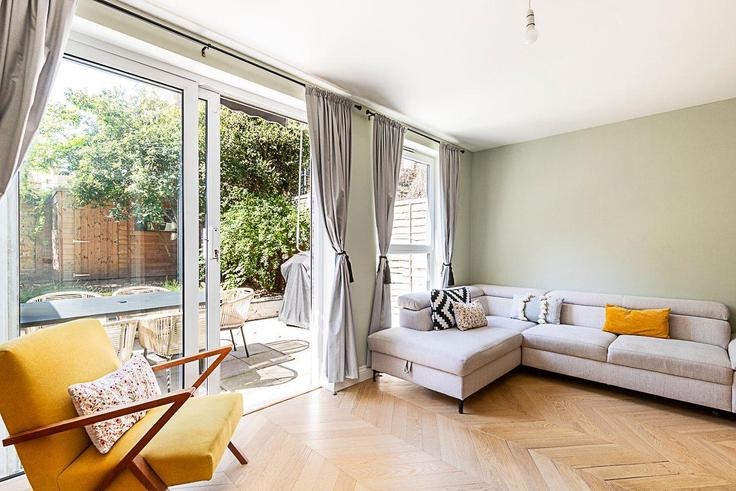 Elegante sala de estar con mobiliario moderno en un apartamento en Building Spring Gardens - city-relay-rr - 1494793 en London Borough of Islington, London