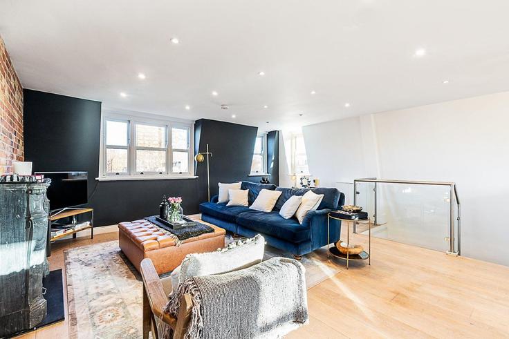 Elegante sala de estar con mobiliario moderno en un apartamento en Building Aldridge Road Villas - city-relay-rr - 1506402 en City of Westminster, London