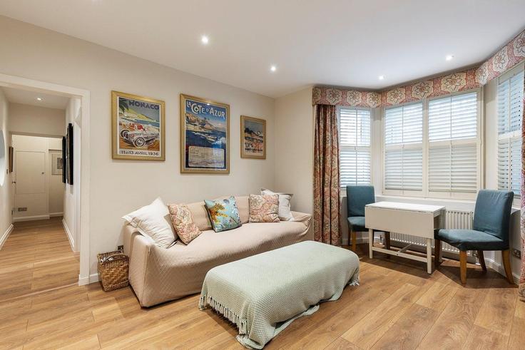 Elegant gestaltetes Wohnzimmer mit moderner Einrichtung in einer Wohnung im Building Redcliffe Gardens - city-relay-rr - 1494890 in Royal Borough of Kensington and Chelsea, London
