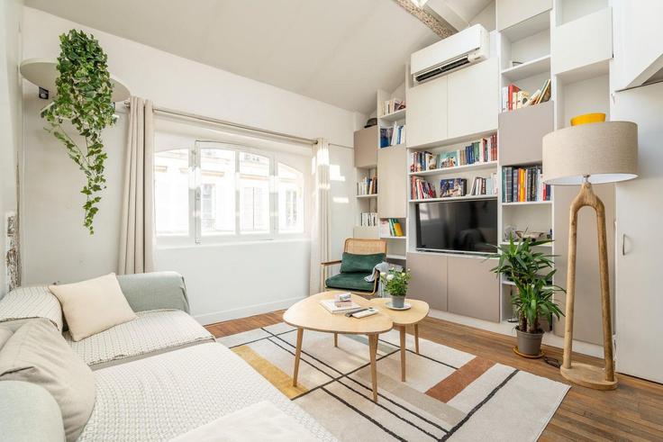 Elegant gestaltetes Wohnzimmer mit moderner Einrichtung in einer Wohnung im Building Rue Saint-Georges - city-relay-rr - 1494766 in 9th arrondissement, Paris Elegant gestaltetes Wohnzimmer mit moderner Einrichtung in einer Wohnung im Building Rue Saint-Georges - city-relay-rr - 1494766 in 9th arrondissement, Paris