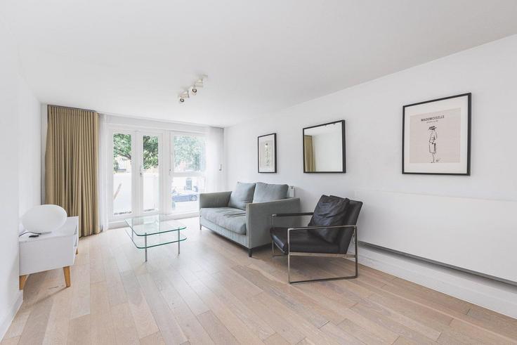 City of Westminster, London에 위치한 Building Ebury Street - city-relay-rr - 1506438 유닛의 세련된 인테리어가 돋보이는 거실 City of Westminster, London에 위치한 Building Ebury Street - city-relay-rr - 1506438 유닛의 세련된 인테리어가 돋보이는 거실