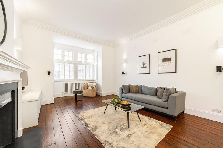 Elegant gestaltetes Wohnzimmer mit moderner Einrichtung in einer Wohnung im Building Hornton Street - city-relay-rr - 1494820 in Royal Borough of Kensington and Chelsea, London
