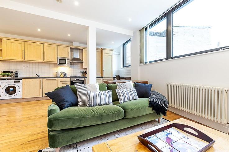 Sala de estar elegantemente projetada com móveis modernos em um apartamento no Building Spa Road - city-relay-rr - 1506404 em London Borough of Southwark, London