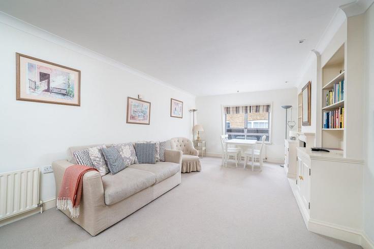 Elegant gestaltetes Wohnzimmer mit moderner Einrichtung in einer Wohnung im Building Floral Street - city-relay-rr - 1506459 in City of Westminster, London