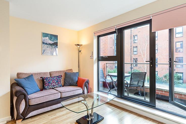 Elegante sala de estar con mobiliario moderno en un apartamento en Building Mostyn Grove - city-relay-rr - 1506375 en London Borough of Tower Hamlets, London