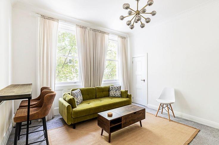 Salle de séjour élégante avec mobilier moderne dans un appartement à Building Beaufort Gardens - city-relay-rr - 1494791 à City of Westminster, London