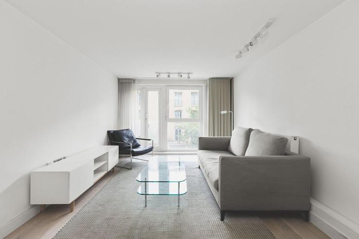 Sala de estar elegantemente projetada com móveis modernos em um apartamento no Building Ebury Street - city-relay-rr - 1506457 em City of Westminster, London