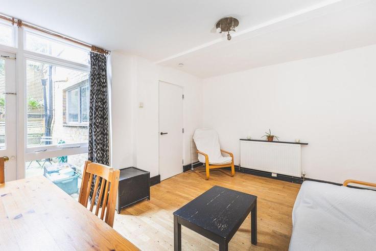 Elegant gestaltetes Wohnzimmer mit moderner Einrichtung in einer Wohnung im Building Rocliffe Street - city-relay-rr - 1512537 in London Borough of Islington, London