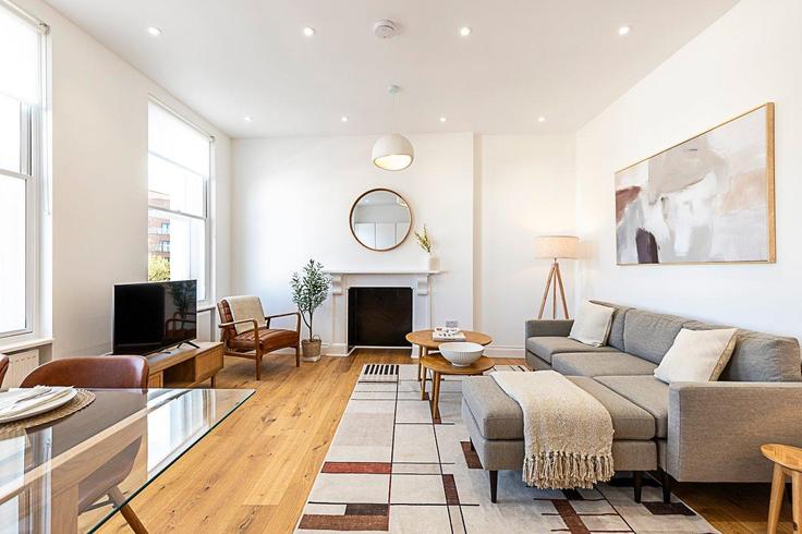 Elegant gestaltetes Wohnzimmer mit moderner Einrichtung in einer Wohnung im Building Fulham Road - city-relay-rr - 1494785 in Royal Borough of Kensington and Chelsea, London