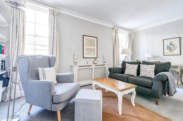 Elegant gestaltetes Wohnzimmer mit moderner Einrichtung in einer Wohnung im Building Carmel Court - city-relay-rr - 1494854 in Royal Borough of Kensington and Chelsea, London