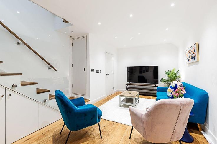 Elegante sala de estar con mobiliario moderno en un apartamento en Building Redfield Lane - city-relay-rr - 1506391 en Royal Borough of Kensington and Chelsea, London