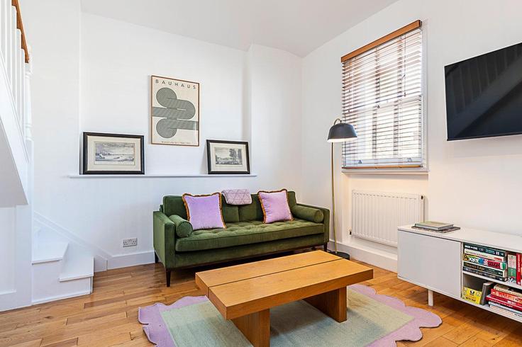 Elegant gestaltetes Wohnzimmer mit moderner Einrichtung in einer Wohnung im Building Gunter Grove - city-relay-rr - 1494812 in Royal Borough of Kensington and Chelsea, London