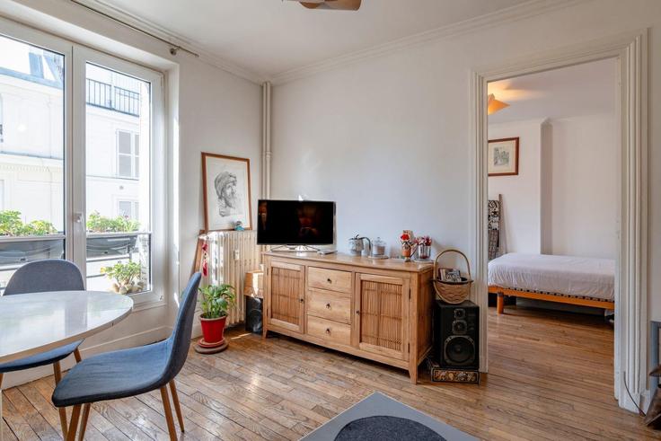 9th arrondissement, Paris에 위치한 Building Rue de Bellefond - city-relay-rr - 1520770 유닛의 세련된 인테리어가 돋보이는 거실 9th arrondissement, Paris에 위치한 Building Rue de Bellefond - city-relay-rr - 1520770 유닛의 세련된 인테리어가 돋보이는 거실