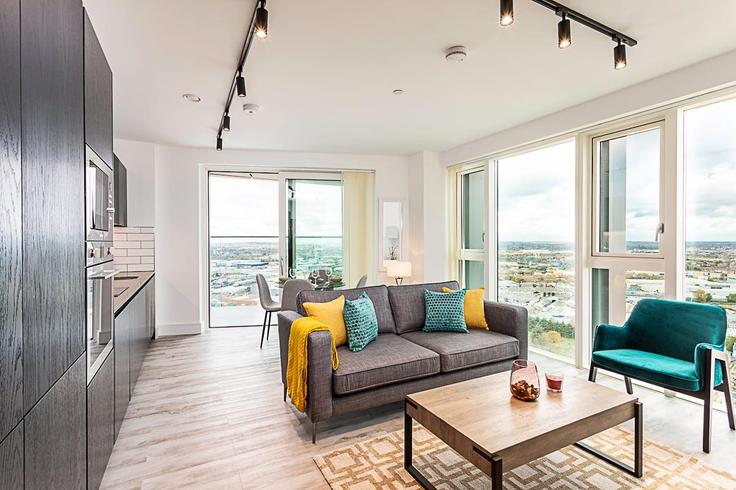 Elegante sala de estar con mobiliario moderno en un apartamento en Building Portal Way - city-relay-rr - 1494862 en London Borough of Ealing, London
