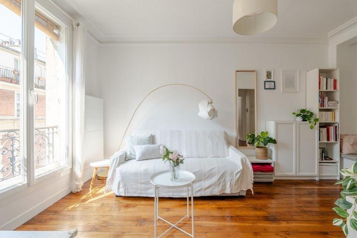 Sala de estar elegantemente projetada com móveis modernos em um apartamento no Building Rue Cyrano de Bergerac - city-relay-rr - 1506463 em 18th arrondissement, Paris
