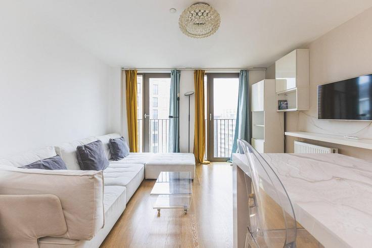 Elegant gestaltetes Wohnzimmer mit moderner Einrichtung in einer Wohnung im Building York Way - city-relay-rr - 1512536 in London Borough of Camden, London