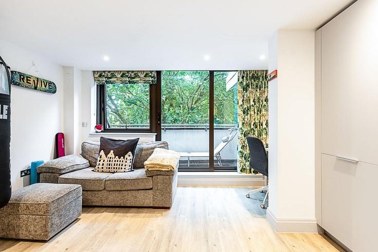 Elegant gestaltetes Wohnzimmer mit moderner Einrichtung in einer Wohnung im Building Chiswick High Road - city-relay-rr - 1506455 in London Borough of Hounslow, London