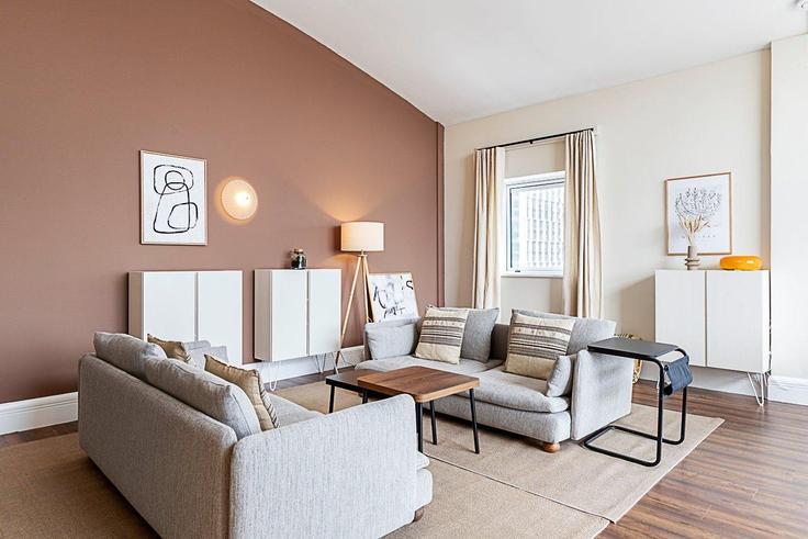 Elegante sala de estar con mobiliario moderno en un apartamento en Building Lawn House Close - city-relay-rr - 1494857 en London Borough of Tower Hamlets, London