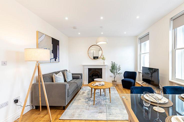 Elegant gestaltetes Wohnzimmer mit moderner Einrichtung in einer Wohnung im Building Fulham Road - city-relay-rr - 1494782 in Royal Borough of Kensington and Chelsea, London
