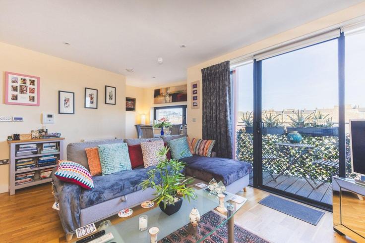 Elegant gestaltetes Wohnzimmer mit moderner Einrichtung in einer Wohnung im Building Tanner Street - city-relay-rr - 1506373 in London Borough of Southwark, London
