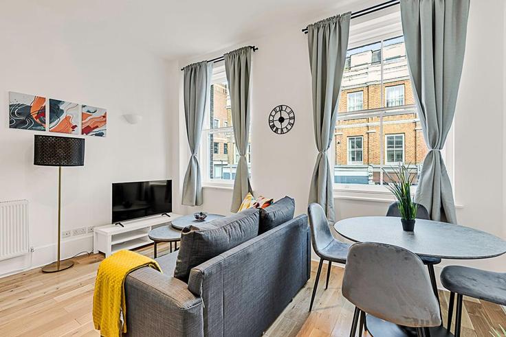 Sala de estar elegantemente projetada com móveis modernos em um apartamento no Building Norfolk Square - city-relay-rr - 1501796 em City of Westminster, London