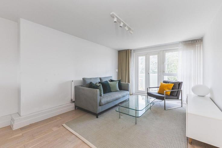 Elegant gestaltetes Wohnzimmer mit moderner Einrichtung in einer Wohnung im Building Ebury Street - city-relay-rr - 1506452 in City of Westminster, London Elegant gestaltetes Wohnzimmer mit moderner Einrichtung in einer Wohnung im Building Ebury Street - city-relay-rr - 1506452 in City of Westminster, London