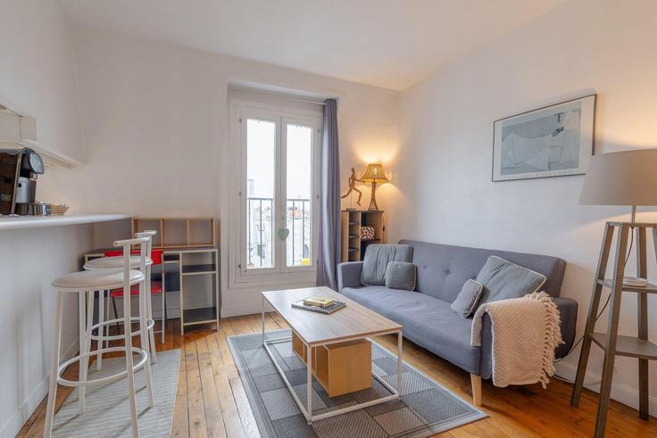 Paris 9th arrondissementのBuilding Rue Milton - city-relay-rr - 1506389のアパートメントにある、モダンな家具を備えたエレガントなデザインのリビングルーム