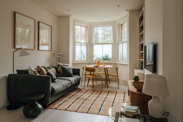 Sala de estar elegantemente projetada com móveis modernos em um apartamento no Building East View - city-relay-rr - 1506393 em London Borough of Camden, London Sala de estar elegantemente projetada com móveis modernos em um apartamento no Building East View - city-relay-rr - 1506393 em London Borough of Camden, London