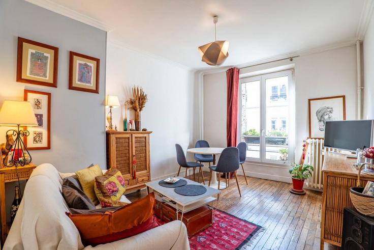 Salle de séjour élégante avec mobilier moderne dans un appartement à Building Rue de Bellefond - city-relay-rr - 1520770 à 9th arrondissement, Paris