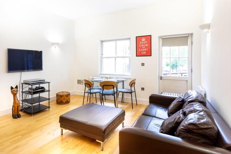 Sala de estar elegantemente projetada com móveis modernos em um apartamento no Building Owen Street - city-relay-rr - 1494889 em London Borough of Islington, London Sala de estar elegantemente projetada com móveis modernos em um apartamento no Building Owen Street - city-relay-rr - 1494889 em London Borough of Islington, London