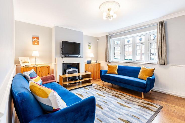 Salle de séjour élégante avec mobilier moderne dans un appartement à Building Leggatt Road - city-relay-rr - 1506392 à London Borough of Newham, London