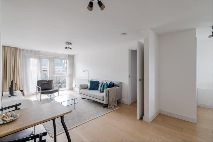 Sala de estar elegantemente projetada com móveis modernos em um apartamento no Building South Eaton Place - city-relay-rr - 1506479 em City of Westminster, London Sala de estar elegantemente projetada com móveis modernos em um apartamento no Building South Eaton Place - city-relay-rr - 1506479 em City of Westminster, London