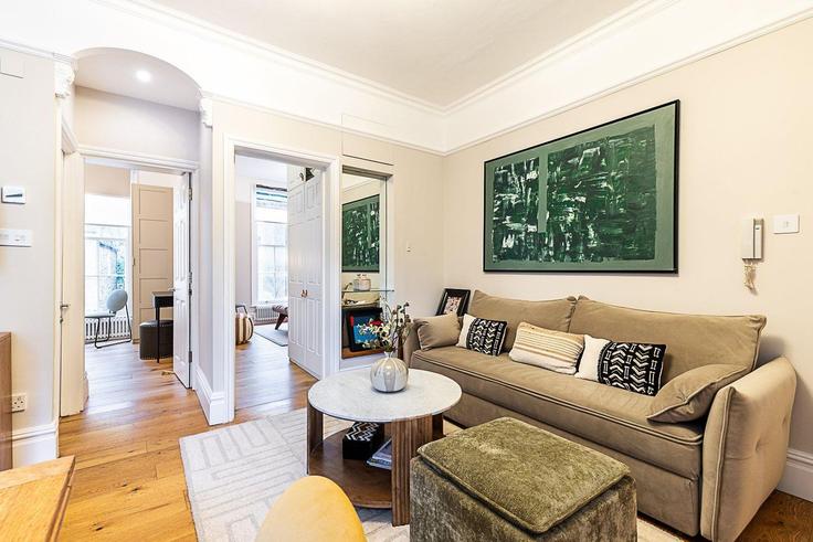 Elegante sala de estar con mobiliario moderno en un apartamento en Building Camberwell Grove - city-relay-rr - 1506374 en London Borough of Southwark, London