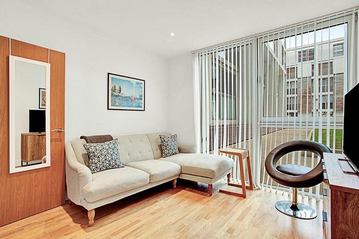 Salle de séjour élégante avec mobilier moderne dans un appartement à Building Lanterns Way - city-relay-rr - 1494875 à London Borough of Tower Hamlets, London