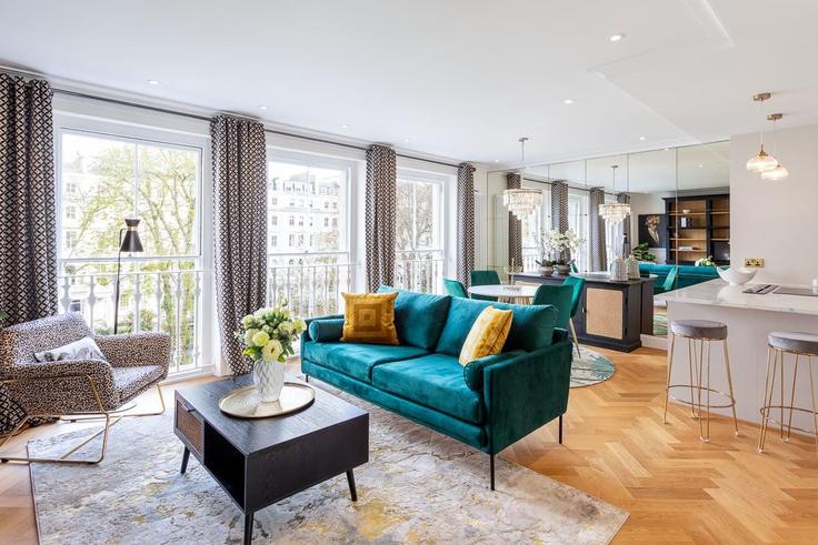 Elegant gestaltetes Wohnzimmer mit moderner Einrichtung in einer Wohnung im Building Cornwall Gardens - city-relay-rr - 1494887 in Royal Borough of Kensington and Chelsea, London