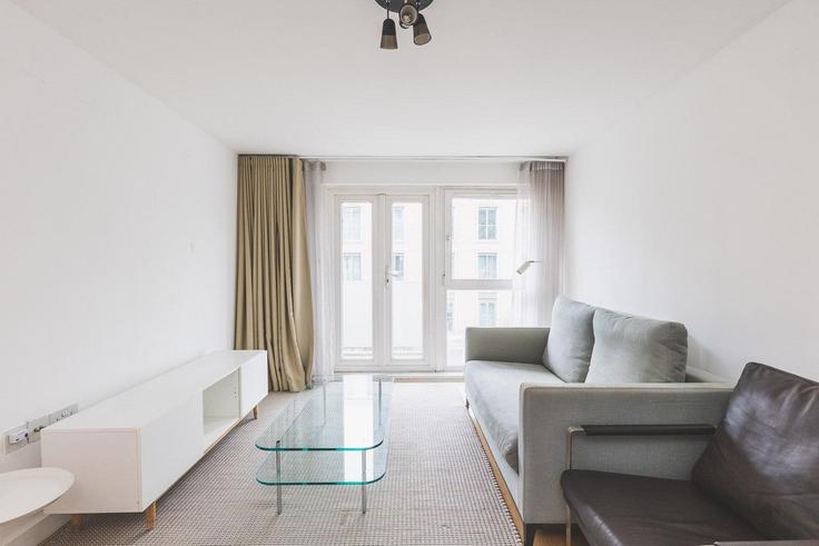 Sala de estar elegantemente projetada com móveis modernos em um apartamento no Building Ebury Street - city-relay-rr - 1506443 em City of Westminster, London Sala de estar elegantemente projetada com móveis modernos em um apartamento no Building Ebury Street - city-relay-rr - 1506443 em City of Westminster, London