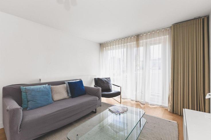 Sala de estar elegantemente projetada com móveis modernos em um apartamento no Building Ebury Street - city-relay-rr - 1506439 em City of Westminster, London Sala de estar elegantemente projetada com móveis modernos em um apartamento no Building Ebury Street - city-relay-rr - 1506439 em City of Westminster, London