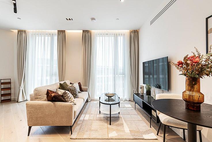 Elegante sala de estar con mobiliario moderno en un apartamento en Building Pembridge Gardens - city-relay-rr - 1494836 en City of Westminster, London