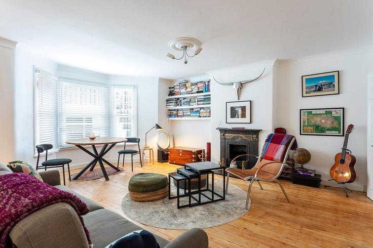Elegant gestaltetes Wohnzimmer mit moderner Einrichtung in einer Wohnung im Building Beaufort Street - city-relay-rr - 1494848 in Royal Borough of Kensington and Chelsea, London