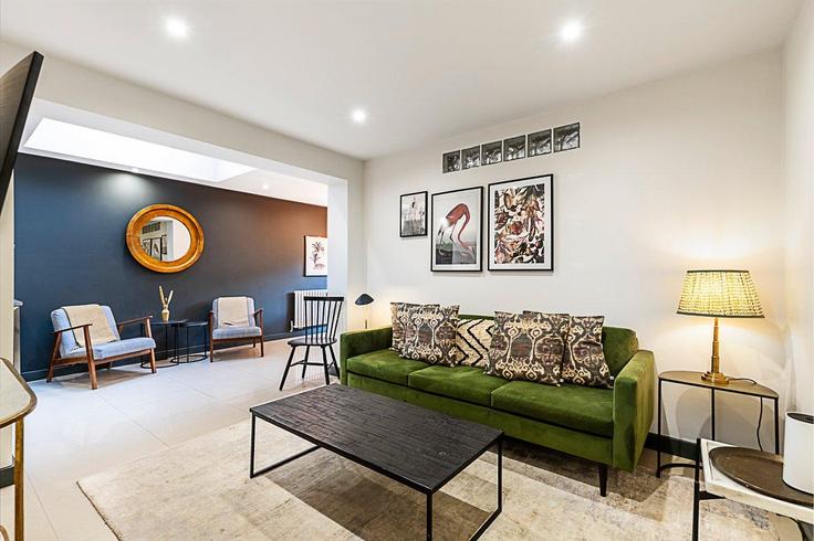 Building Woodstock Grove - city-relay-rr - 1494814 adresindeki bir dairede modern mobilyalarla zarif bir şekilde tasarlanmış oturma odası London Borough of Hammersmith and Fulham, London Building Woodstock Grove - city-relay-rr - 1494814 adresindeki bir dairede modern mobilyalarla zarif bir şekilde tasarlanmış oturma odası London Borough of Hammersmith and Fulham, London