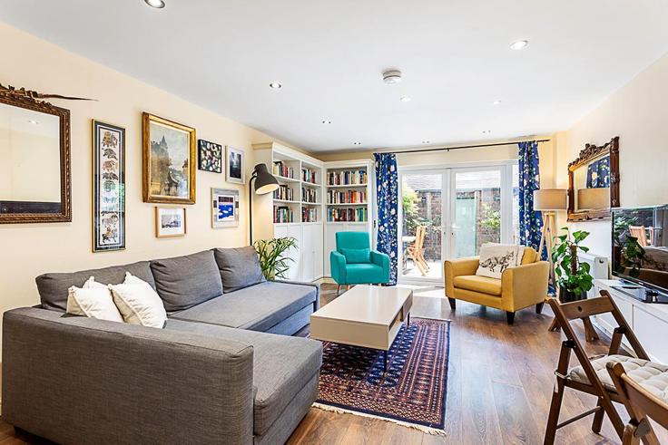 Elegant gestaltetes Wohnzimmer mit moderner Einrichtung in einer Wohnung im Building Alscot Way - city-relay-rr - 1494846 in London Borough of Southwark, London