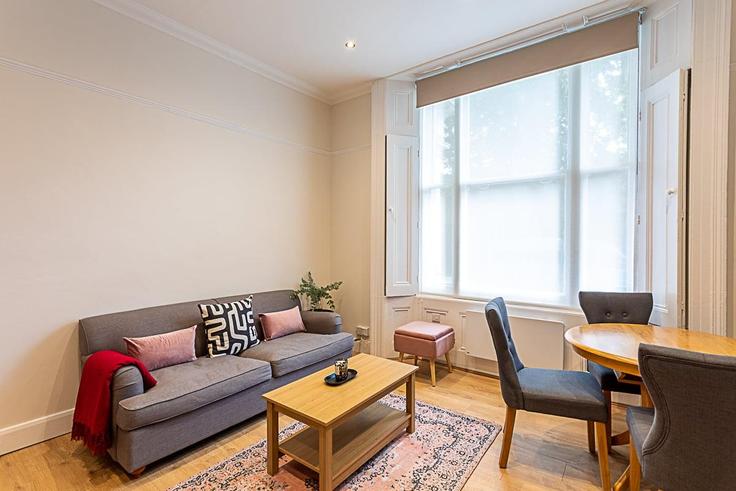 Elegante sala de estar con mobiliario moderno en un apartamento en Building Queensborough Terrace - city-relay-rr - 1494886 en City of Westminster, London