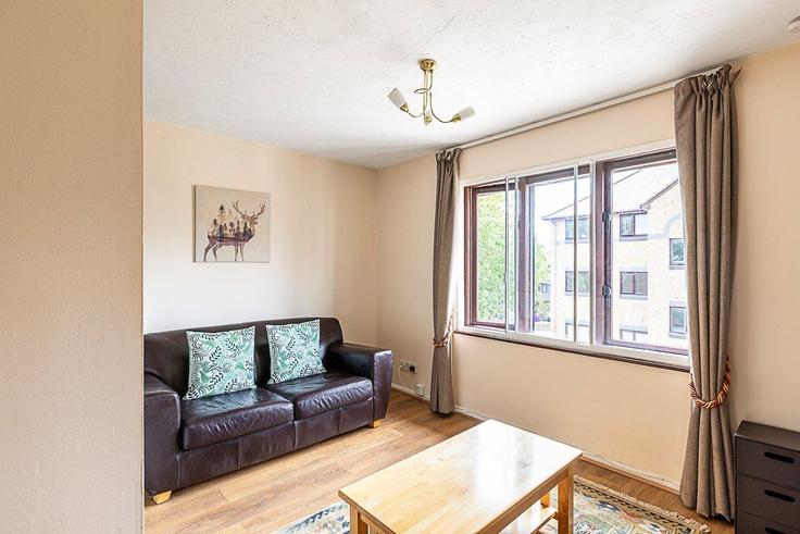 Salle de séjour élégante avec mobilier moderne dans un appartement à Building Transom Square - city-relay-rr - 1494769 à London Borough of Tower Hamlets, London